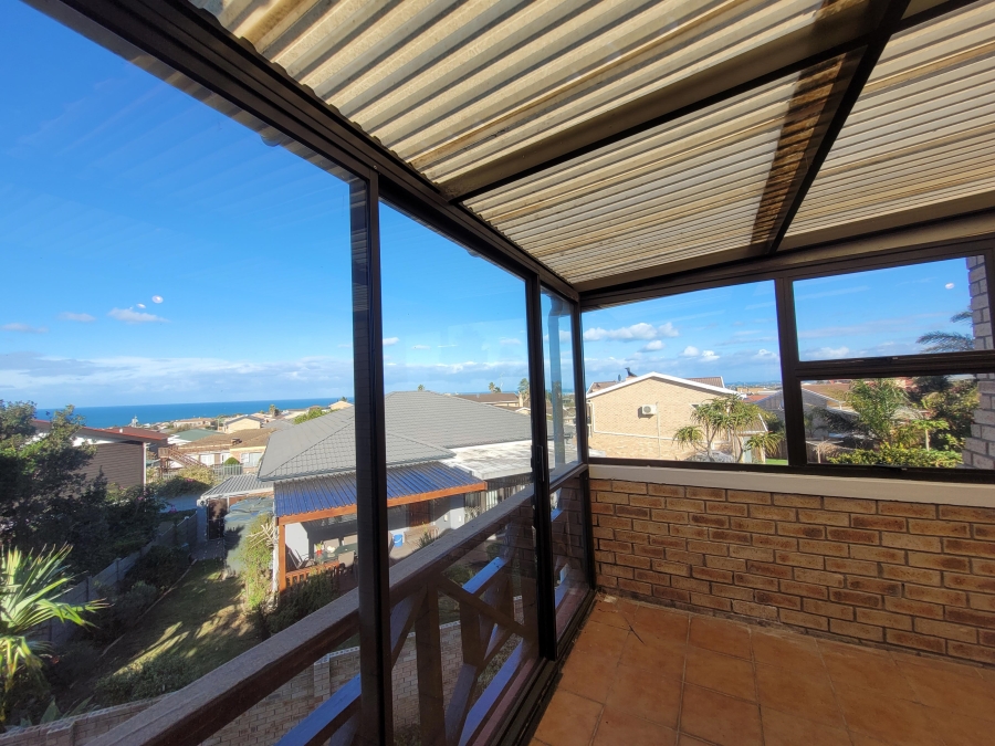 To Let 4 Bedroom Property for Rent in Wavecrest Eastern Cape